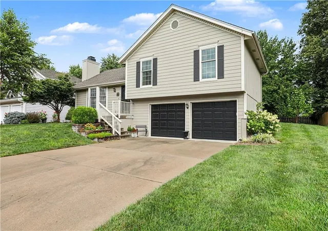 2nd image of 10011 N Highland Ter, Kansas City, MO 64155 | MLS# 2637497