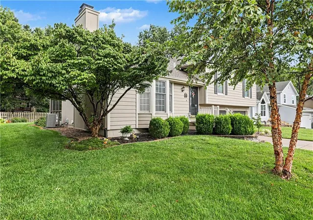 Photo 3 of Sale Pending at 10011 N Highland Ter, Kansas City, MO 64155 | MLS# 2637497 | Listing updated on 2026-08-21