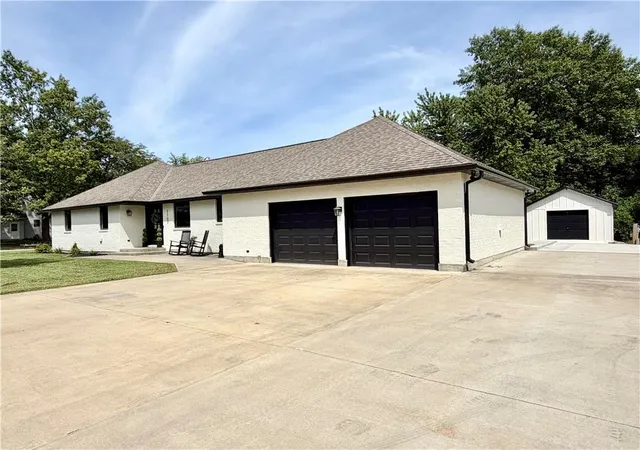 2nd image of 1107 Country Club Dr, Butler, MO 64730 | MLS# 2637597