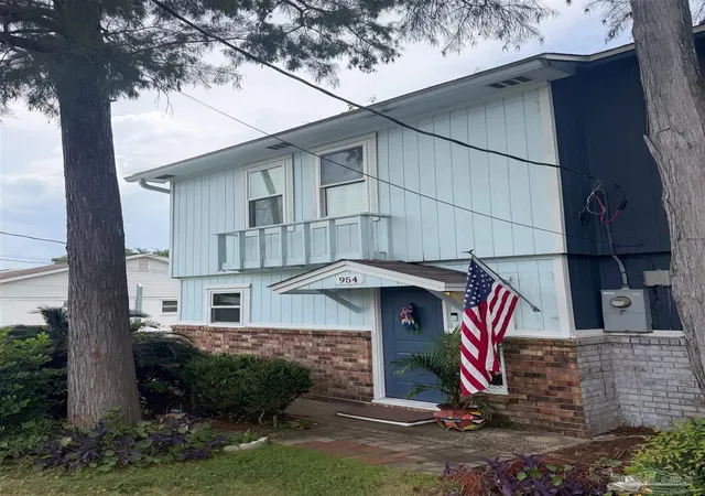 Photo 3 of Sale Pending at 954 Coronado Dr, Gulf Breeze, FL 32563 | MLS# 687441 | Listing updated on 2026-09-17