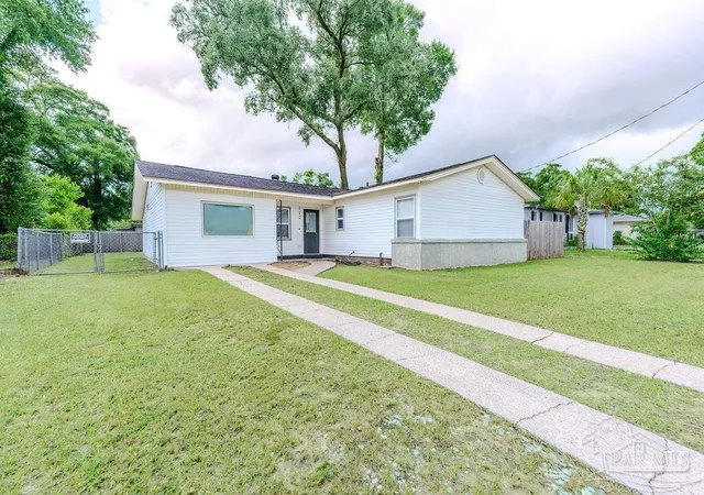 Photo 3 of Single family home for sale at 220 N Stillman St, Pensacola, FL 32505 | MLS# 687684 | Listing updated on 2026-09-08