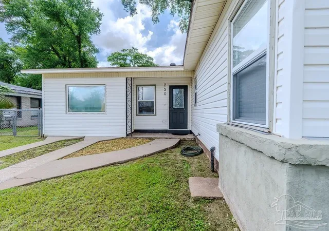 Photo 4 of Single family home for sale at 220 N Stillman St, Pensacola, FL 32505 | MLS# 687684 | Listing updated on 2026-09-08