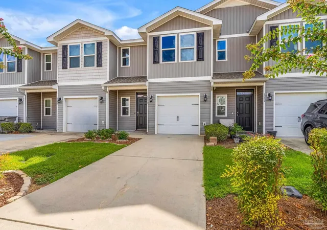 Photo 3 of Townhouse for sale at 6036 Royal Port Ct, Pensacola, FL 32526 | MLS# 687444 | Listing updated on 2026-08-14