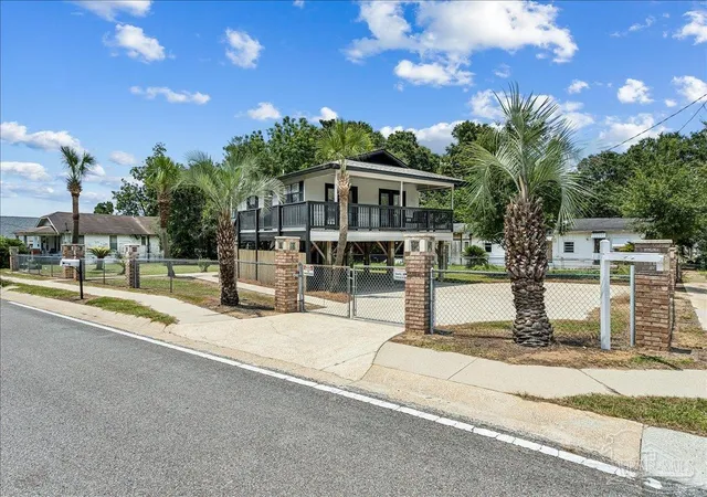 Photo 3 of Single family home for sale at 320 E Mallory St, Pensacola, FL 32503 | MLS# 686750 | Listing updated on 2026-08-02