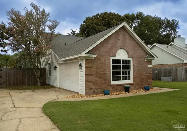 Photo 2 of Single family home for sale at 1515 Mariners Cir, Gulf Breeze, FL 32563 | MLS# 685437 | Listing updated on 2026-08-12