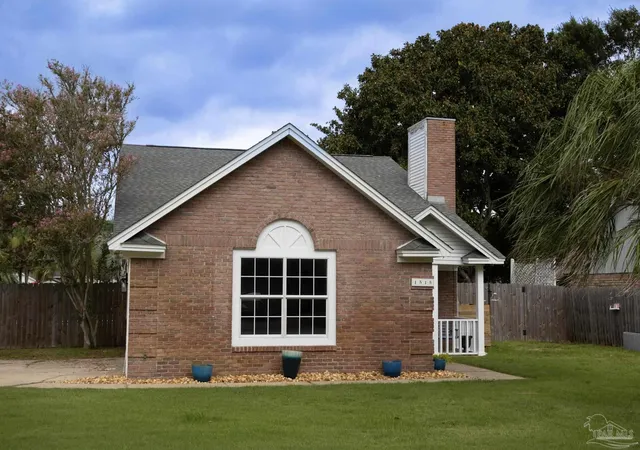 Photo 3 of Single family home for sale at 1515 Mariners Cir, Gulf Breeze, FL 32563 | MLS# 685437 | Listing updated on 2026-08-12