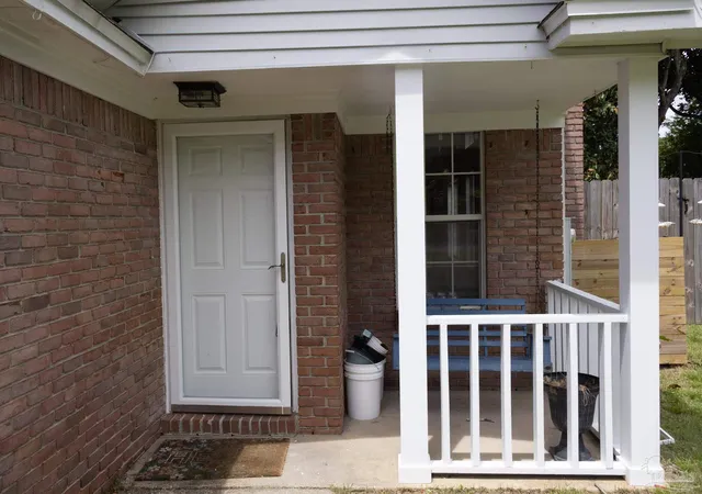 Photo 3 of Single family home for sale at 1515 Mariners Cir, Gulf Breeze, FL 32563 | MLS# 685437 | Listing updated on 2026-08-12
