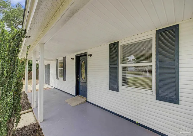 Photo 3 of Single family home for sale at 4352 Catawba Dr, Gulf Breeze, FL 32563 | MLS# 685917 | Listing updated on 2026-10-01
