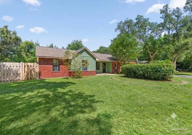 Photo 2 of Single family home for sale at 1643 Balogh Dr, Gulf Breeze, FL 32563 | MLS# 686365 | Listing updated on 2026-08-17