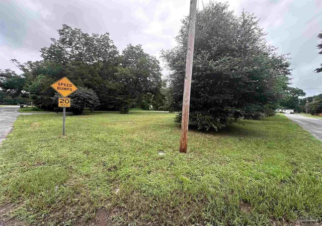Photo 2 of Sale Pending at 202 Yoakum Ct, Pensacola, FL 32505 | MLS# 686222 | Listing updated on 2026-08-29