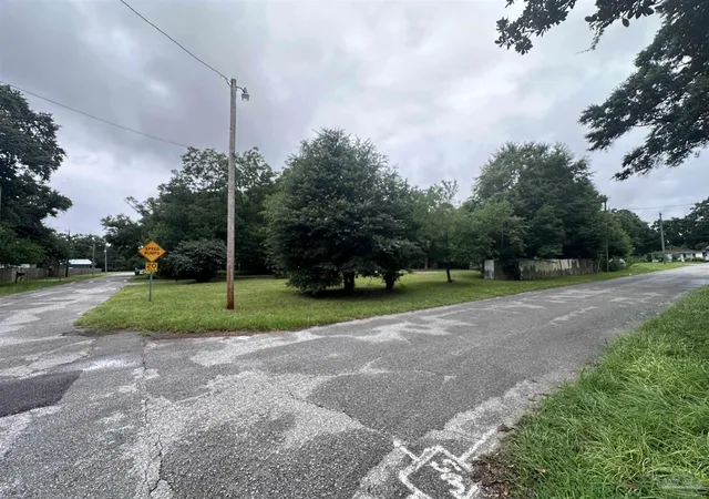Photo 3 of Sale Pending at 202 Yoakum Ct, Pensacola, FL 32505 | MLS# 686222 | Listing updated on 2026-08-29