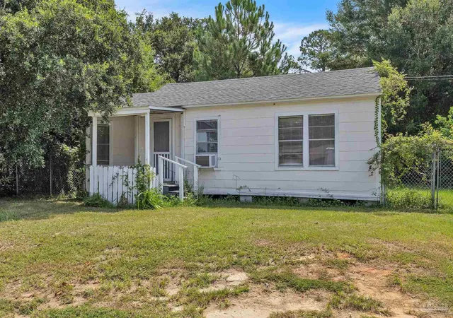 Photo 3 of Single family home for sale at 1040 Wayne Ave, Pensacola, FL 32507 | MLS# 686655 | Listing updated on 2026-10-07