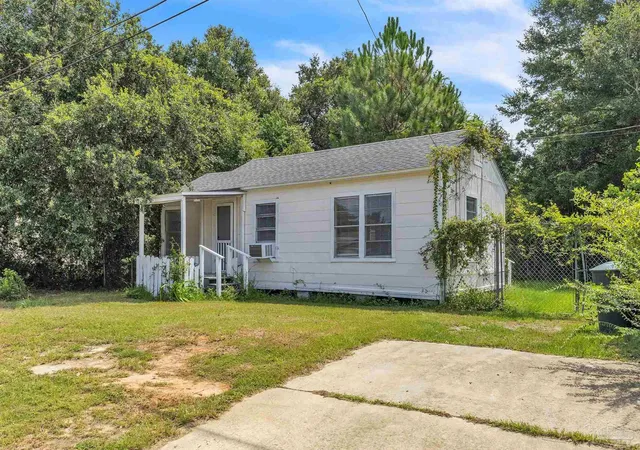 Photo 3 of Single family home for sale at 1040 Wayne Ave, Pensacola, FL 32507 | MLS# 686655 | Listing updated on 2026-10-07