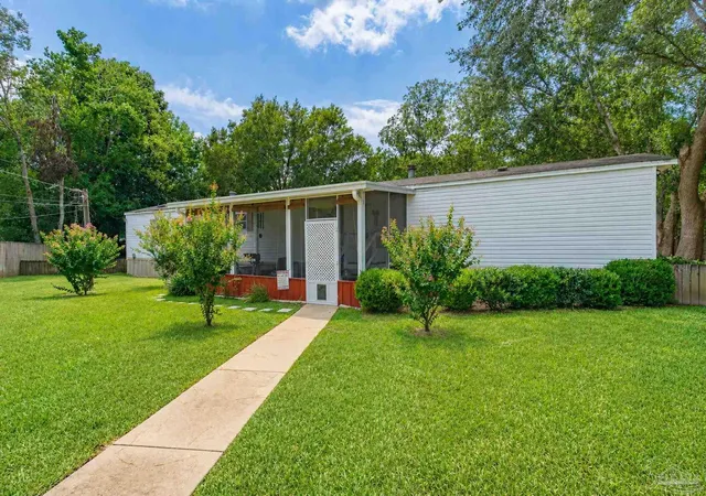 Photo 3 of Manufactured home for sale at 5105 Central Dr, Milton, FL 32571 | MLS# 687707 | Listing updated on 2026-08-23