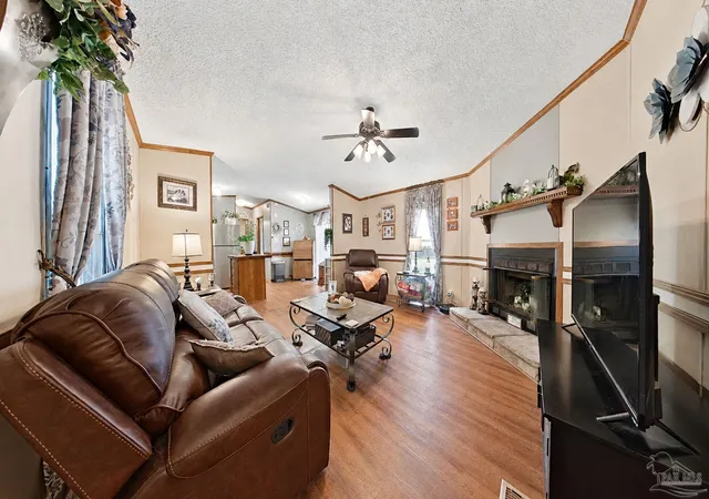 Photo 4 of Manufactured home for sale at 5105 Central Dr, Milton, FL 32571 | MLS# 687707 | Listing updated on 2026-08-23