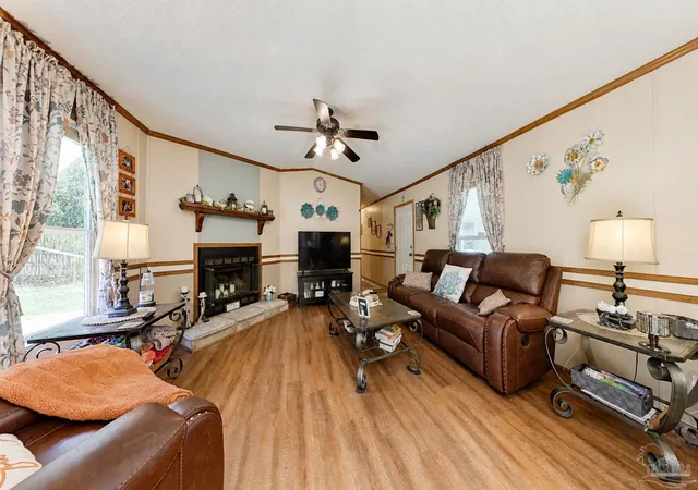 Photo 5 of Manufactured home for sale at 5105 Central Dr, Milton, FL 32571 | MLS# 687707 | Listing updated on 2026-08-23
