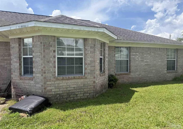 Photo 3 of Single family home for sale at 401 Thorn Ct, Pensacola, FL 32526 | MLS# 686167 | Listing updated on 2026-09-25