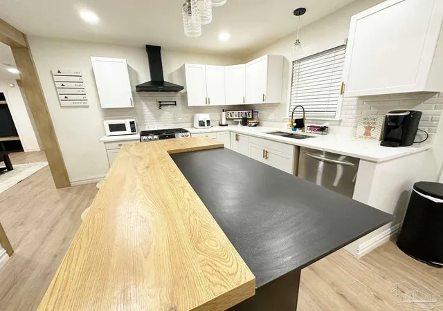 Photo 1 of Single family home for sale at 2100 N Spring St, Pensacola, FL 32501 | MLS# 686173 | Listing updated on 2026-10-30