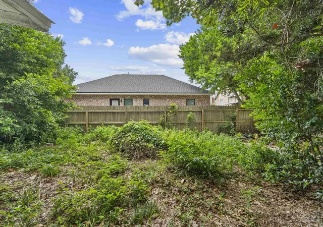 Photo 3 of Single family home for sale at 7 Broadmoor Ln #2, Pensacola, FL 32507 | MLS# 686824 | Listing updated on 2026-10-07