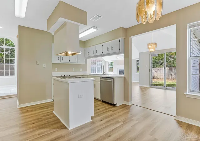 Photo 3 of Sale Pending at 3511 Silvertree Ln, Pensacola, FL 32504 | MLS# 686272 | Listing updated on 2026-10-19