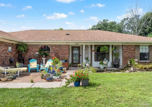 Photo 3 of Single family home for sale at 1305 Little Crk Cir, Pensacola, FL 32506 | MLS# 687230 | Listing updated on 2026-10-19