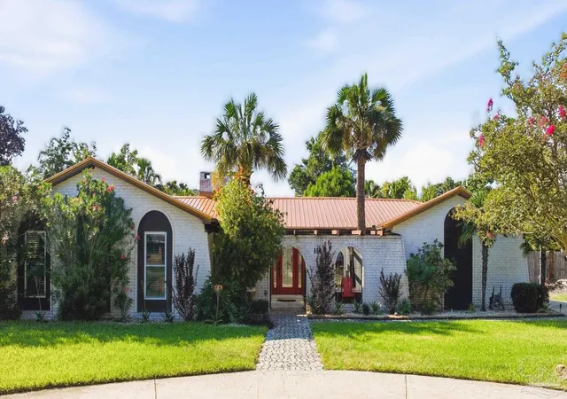 Photo 2 of Single family home for sale at 114 Fairpoint Dr, Gulf Breeze, FL 32561 | MLS# 685665 | Listing updated on 2026-09-17