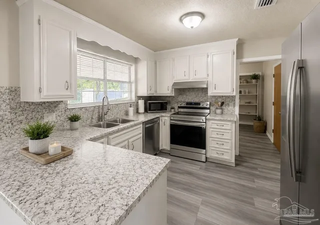 Photo 2 of Single family home for sale at 6 Rodgers Pl, Pensacola, FL 32506 | MLS# 687234 | Listing updated on 2026-08-25