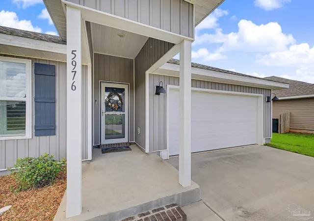 Photo 4 of Single family home for sale at 5976 Laurel Oak Dr, Pensacola, FL 32526 | MLS# 687413 | Listing updated on 2026-09-21