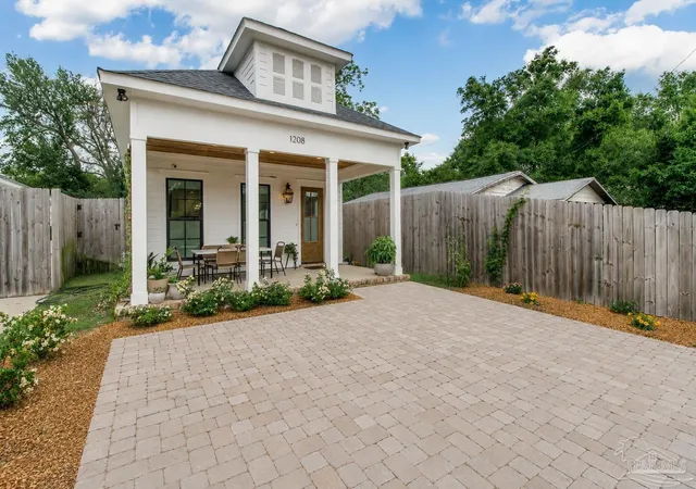 Photo 2 of Single family home for sale at 1208 E Fisher St, Pensacola, FL 32503 | MLS# 686066 | Listing updated on 2026-10-06