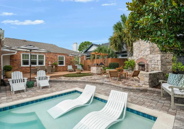 Photo 2 of Single family home for sale at 914 Fairway Dr, Pensacola, FL 32507 | MLS# 685956 | Listing updated on 2026-08-27