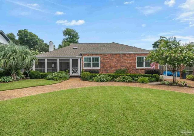 Photo 4 of Single family home for sale at 914 Fairway Dr, Pensacola, FL 32507 | MLS# 685956 | Listing updated on 2026-08-27