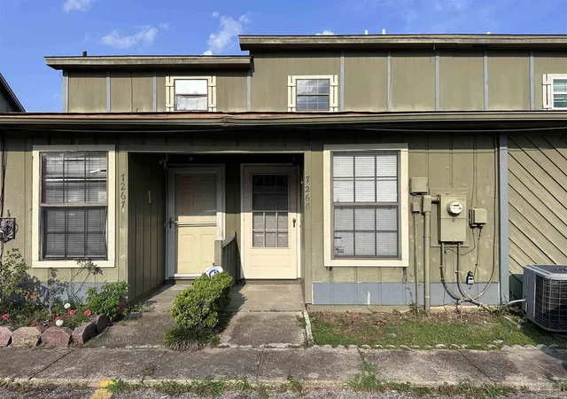 Photo 1 of Townhouse for sale at 7268 Lago Vista Ct, Pensacola, FL 32506 | MLS# 687923 | Listing updated on 2026-09-07