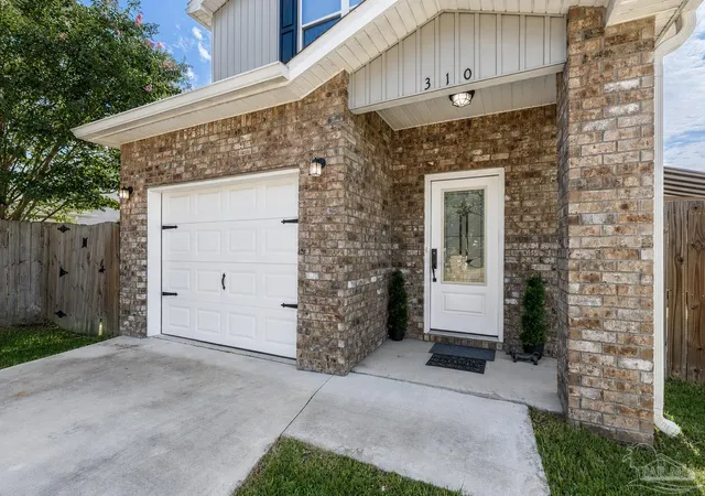 Photo 4 of Single family home for sale at 310 Hilburn Pl, Pensacola, FL 32504 | MLS# 686670 | Listing updated on 2026-08-24