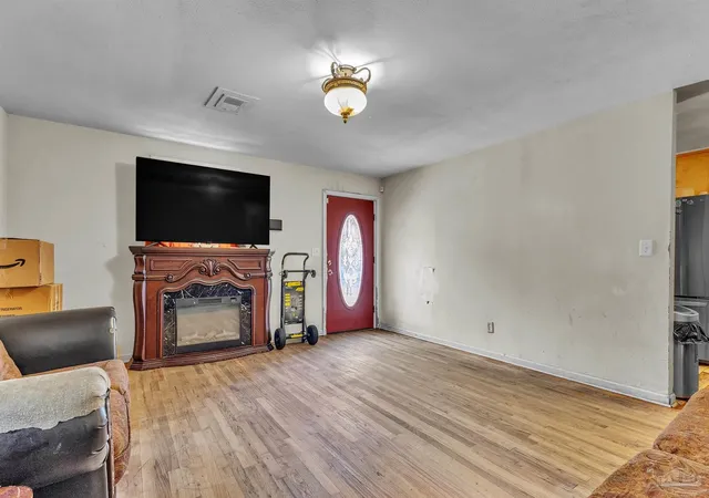 Photo 2 of Sale Pending at 1815 W Wright St, Pensacola, FL 32501 | MLS# 687129 | Listing updated on 2026-09-14