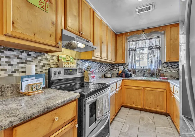 Photo 4 of Sale Pending at 1815 W Wright St, Pensacola, FL 32501 | MLS# 687129 | Listing updated on 2026-09-14