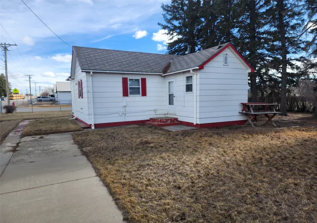 Photo 4 of Single family home for sale at 146 3rd Avenue NW, Cut Bank, MT 59427 | MLS# 30046989 | Listing updated on 2026-08-25