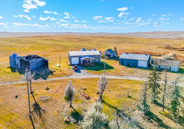 Photo 5 of Single family home for sale at 17621 Bootlegger Trl, Great Falls, MT 59404 | MLS# 30060720 | Listing updated on 2026-08-17