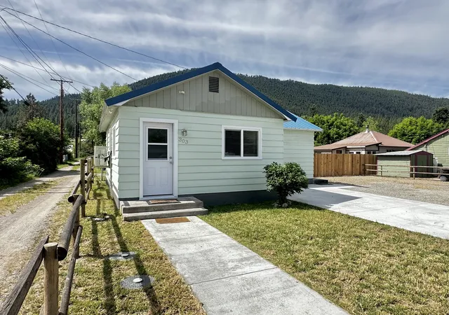 Photo 1 of Single family home for sale at 303 4th Avenue E, Superior, MT 59872 | MLS# 30073527 | Listing updated on 2026-08-19