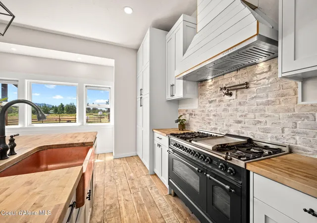 Photo 3 of Sale Pending at 637 Cascade Ln, Naples, ID 83847 | MLS# 26-7371 | Listing updated on 2026-09-03