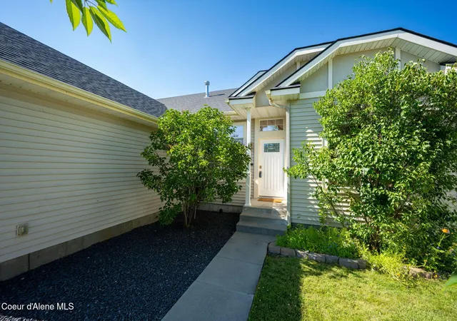Photo 4 of Single family home for sale at 2503 W Elmwood Dr, Coeur D'alene, ID 83815 | MLS# 26-7426 | Listing updated on 2026-08-21