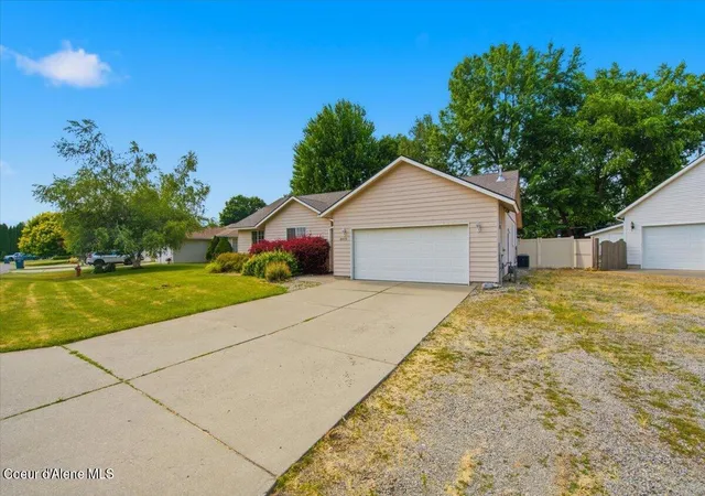 Photo 2 of Sale Pending at 8479 N Summerfield Loop, Hayden, ID 83835 | MLS# 26-7538 | Listing updated on 2026-09-10