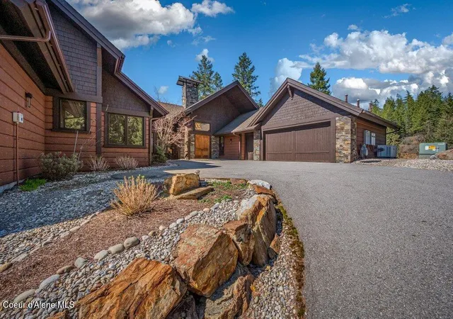 Photo 1 of Single family home for sale at 1028 S Idaho Clb Dr, Sandpoint, ID 83864 | MLS# 26-8040 | Listing updated on 2026-08-24