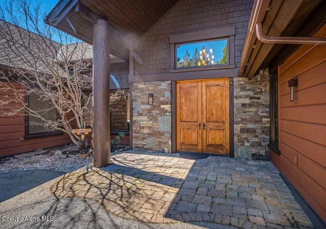 Photo 3 of Single family home for sale at 1028 S Idaho Clb Dr, Sandpoint, ID 83864 | MLS# 26-8040 | Listing updated on 2026-08-24
