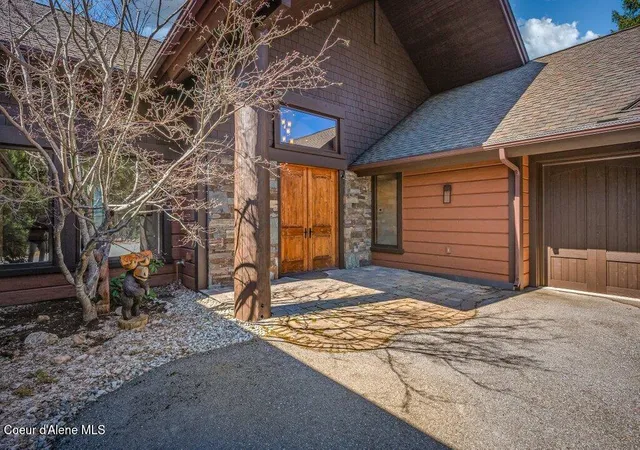 Photo 3 of Single family home for sale at 1028 S Idaho Clb Dr, Sandpoint, ID 83864 | MLS# 26-8040 | Listing updated on 2026-08-24