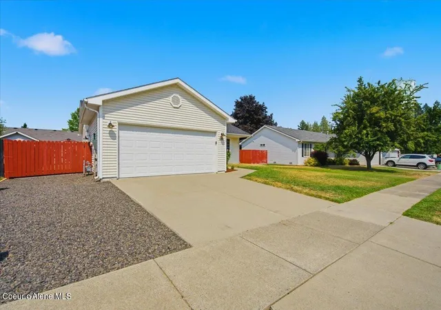 Photo 3 of Sale Pending at 1011 W Springfield Dr, Coeur D Alene, ID 83815 | MLS# 26-8434 | Listing updated on 2026-08-25