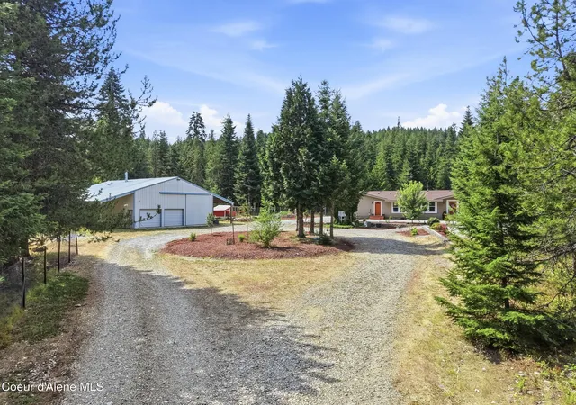 Photo 3 of Manufactured home for sale at 450 Parsons Dr, Priest River, ID 83856 | MLS# 26-8431 | Listing updated on 2026-09-27
