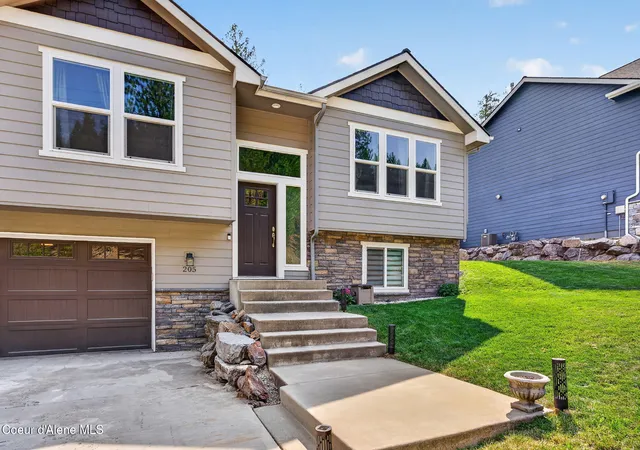 3rd image of 205 Old Farm Rd, Pinehurst, ID 83850 | MLS# 26-8439