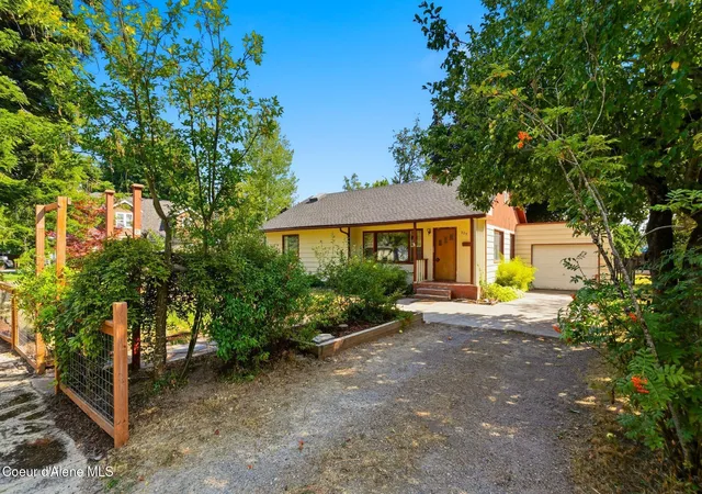 Photo 3 of Single family home for sale at 929 W Lake St, Sandpoint, ID 83864 | MLS# 26-8606 | Listing updated on 2026-09-15