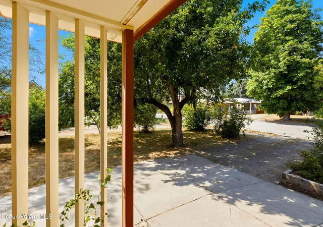 Photo 4 of Single family home for sale at 929 W Lake St, Sandpoint, ID 83864 | MLS# 26-8606 | Listing updated on 2026-09-15