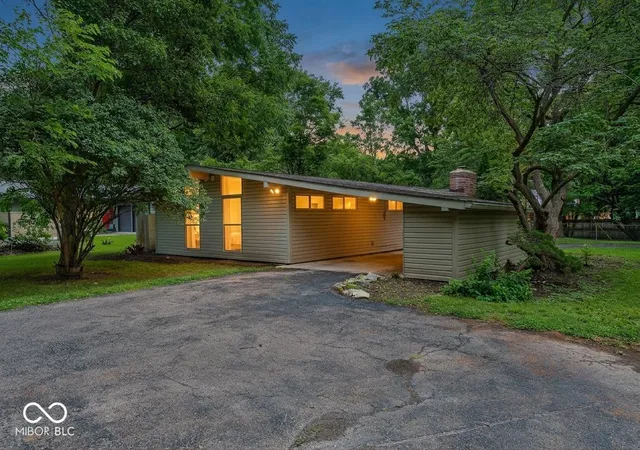Photo 2 of Single family home for sale at 9105 Washington Blvd, Indianapolis, IN 46240 | MLS# 22104521 | Listing updated on 2026-08-22
